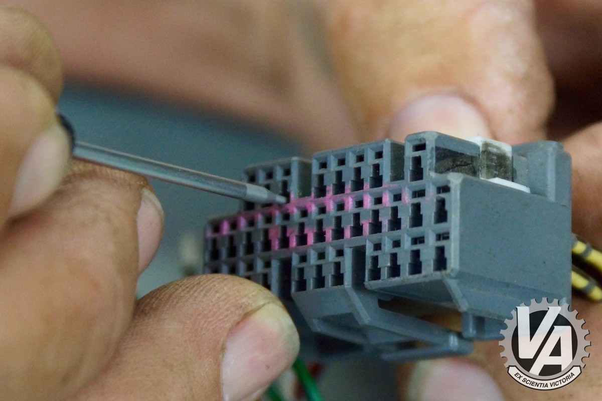 Releasing the Retaining Tab on OBD2A and OBD2B Connectors