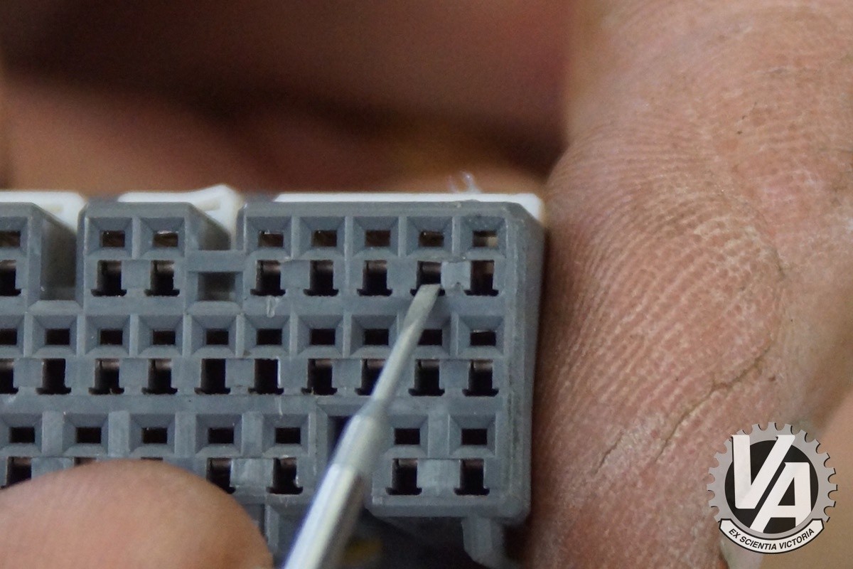 Releasing the Retaining Tab on OBD2C Connectors