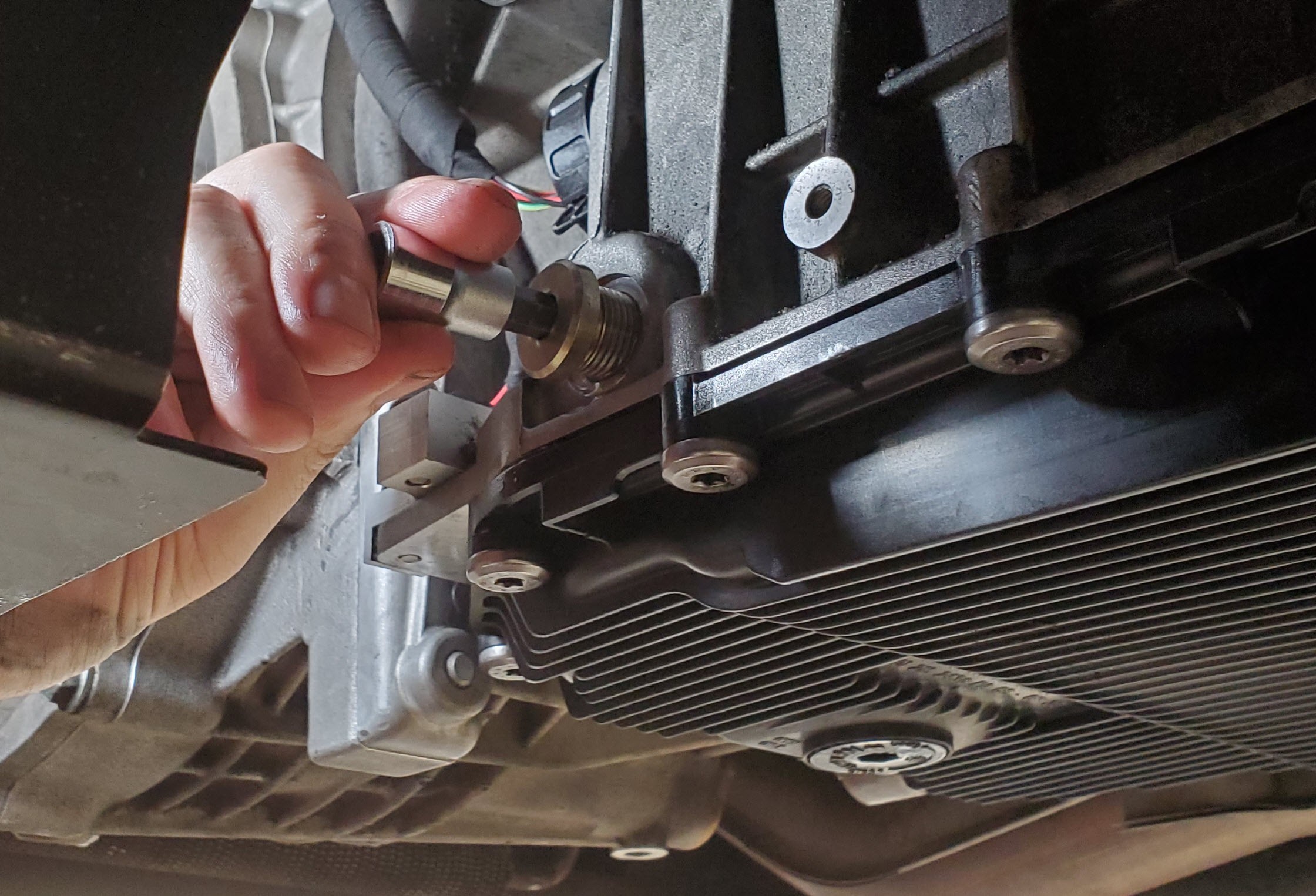 Removing or installing the automatic transmission fill plug in an Aston Martin DB9